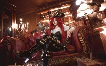 《英雄联盟同人热潮席卷海外，厄运小姐COS惊艳出圈！海外玩国服延迟高怎么办？》