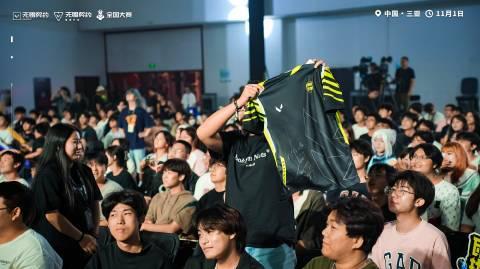 刷到母校战队夺冠视频时，我正在纽约凌晨的网吧卡成PPT——原来海外看国服比赛这么难