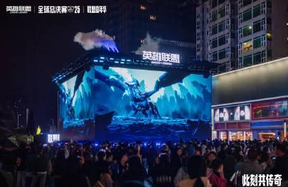 在海外凌晨三点刷到成都嘉年华直播，我对着卡顿画面哭了：原来这就是乡愁的味道