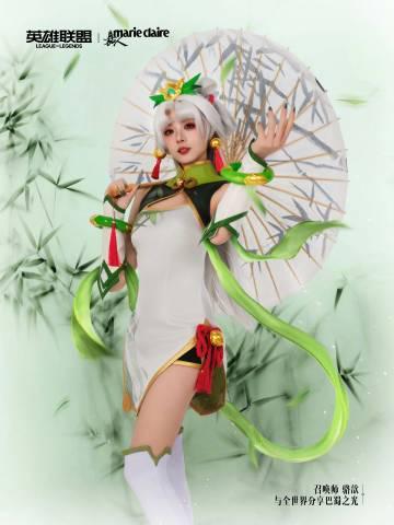 刷到拉克丝穿蜀绣登杂志封面时，我正卡在海外看国服直播的转圈界面——这延迟比等新皮肤还煎熬