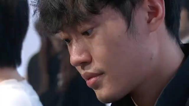 看着TES战胜BLG的直播画面,我突然想起那些在海外卡成PPT的华人玩家