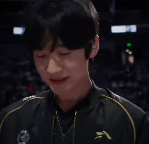 刷到老同学凌晨三点发的LOL夺冠朋友圈,我才发现海外华人的游戏时光有多难熬