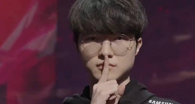 刷到Faker夺冠后那张沉默的脸,我突然懂了:有些荣耀,注定要用孤独来换