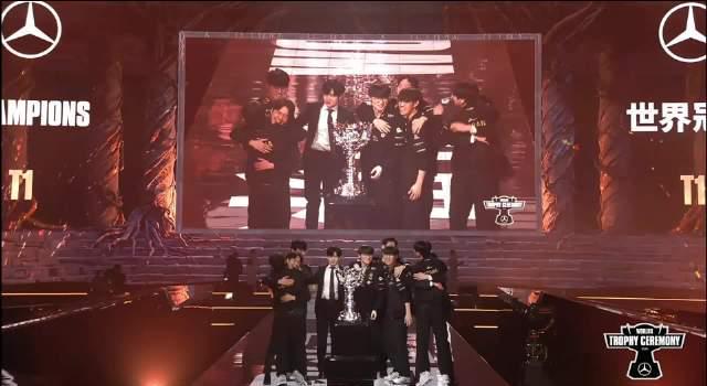 刷到T1夺冠视频时我正熬夜赶工,突然想起当年和室友挤在网吧看比赛的日子