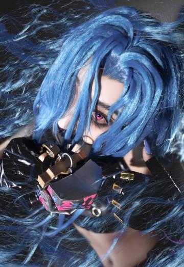 《双城之战》金克丝COS爆火出圈,海外玩英雄联盟国服延迟高怎么办?